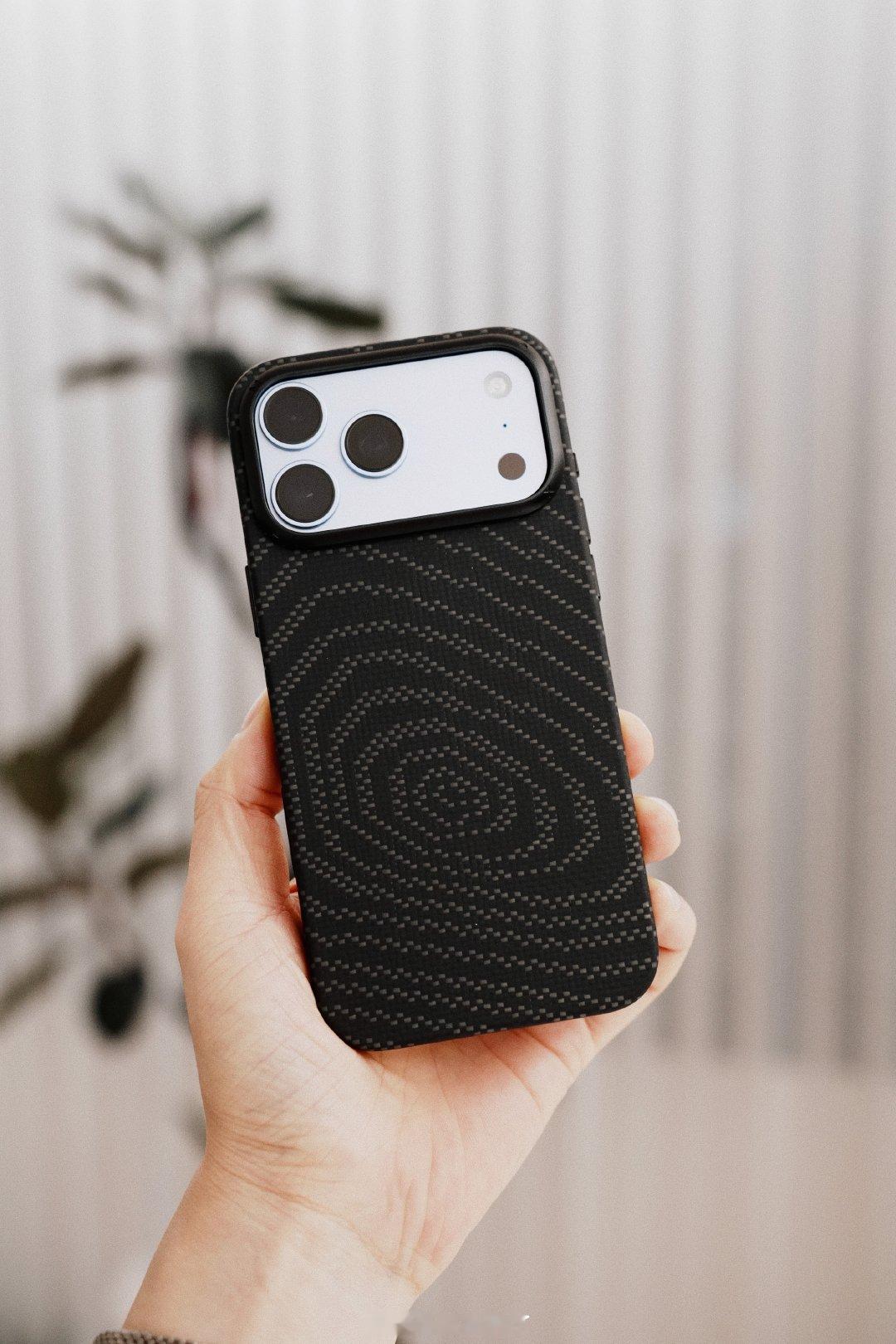 也有新装备，给iPhone18 Pro Max做的磁吸保护壳用的芳纶纤全包设计，整体保护性更好，还有铝合金的金属镜头框，相机按键也做了单独的按钮🔘，全方位无死角的保护其实带出去玩是真的放心。  ​