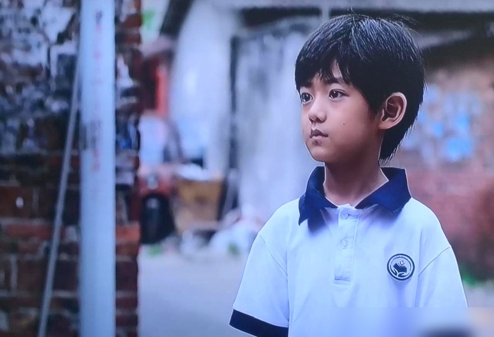 21集《蝉》大结局，吴镇宇一脚油门带着那孩子冲进江里，弹幕全炸了。
演的杨阿五，王俊喆，一小屁孩，把山里娃进城那股子缩手缩脚的劲儿拿捏死了。脚不知道往哪放，眼睛不敢看人，浑身都是戏。
最狠的是最后，生死不明。编剧没给准话，观众吵翻了天。有人说留白高级，有人骂虎头蛇尾。
但我刷完只想说一句：能让