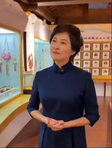 询问当医生的朋友，敬一丹每日七千步，烟酒不沾性情平和，为何突发脑溢血，对方表示脑出血并非意外，是血管长年累月承压埋下隐患 ​