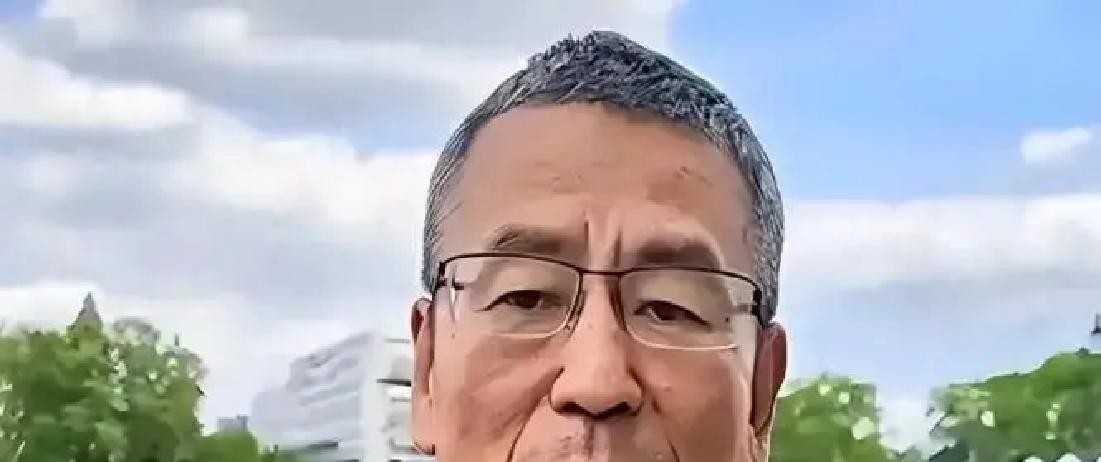 57岁的白岩松坐在直播间里，头顶那片没染过的银发在灯光底下显得格外扎眼。原本挺阔的西装穿在他身上，肩膀处明显空了一大截，整个人暴瘦了整整50斤。谁能想到，这位以前在镜头前总爱针砭时弊、字字珠玑的央视名嘴，私底下却经历过连续4到5个月彻夜睁眼的煎熬，甚至一度觉得自己快要撑不下去了

这种状态根本不是一