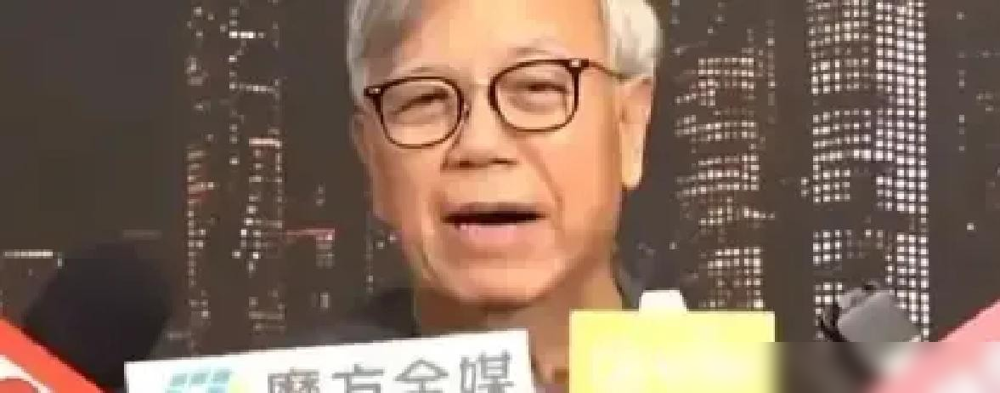 身价几十亿的周星驰，最近在香港某酒楼连着摆了几天局
没叫公关团队，没带贴身助理，64岁的满头白发老头，自己握着方向盘开到饭店门前
席间坐着的，全是当年《少林足球》里的老搭档。
据田启文透露，星爷这次低调设宴，就是想实打实看看这群老伙计。他不光挨个关心大家的身体，还当场承诺要帮忙解决众人的谋生出