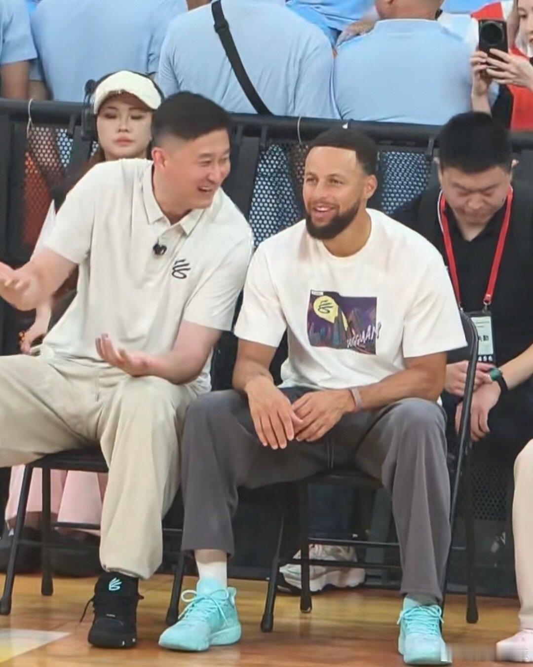 库里今晚来到东莞参加粤BA全明星赛活动，还迎着杜锋会长的防守投三分了，现场气氛非常不错啊！ ​