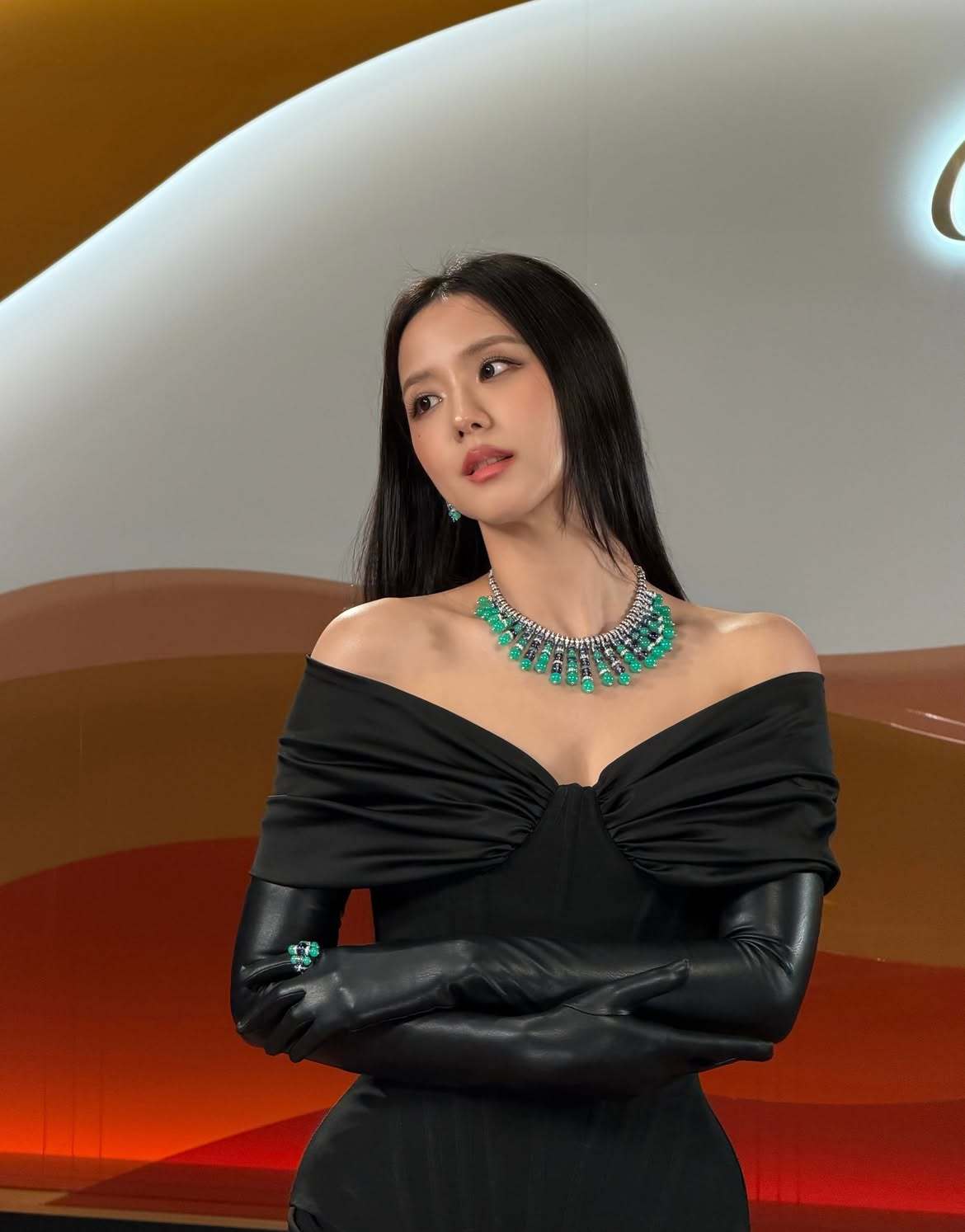 260908 Jisoo更新 IG🤩
“与卡地亚一起度过的美好晚餐时光🤍”
我靠妈妈太美了！！！ ​