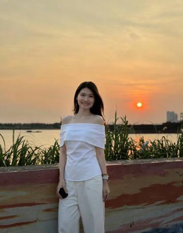 落日坠江，心火漫燃。
