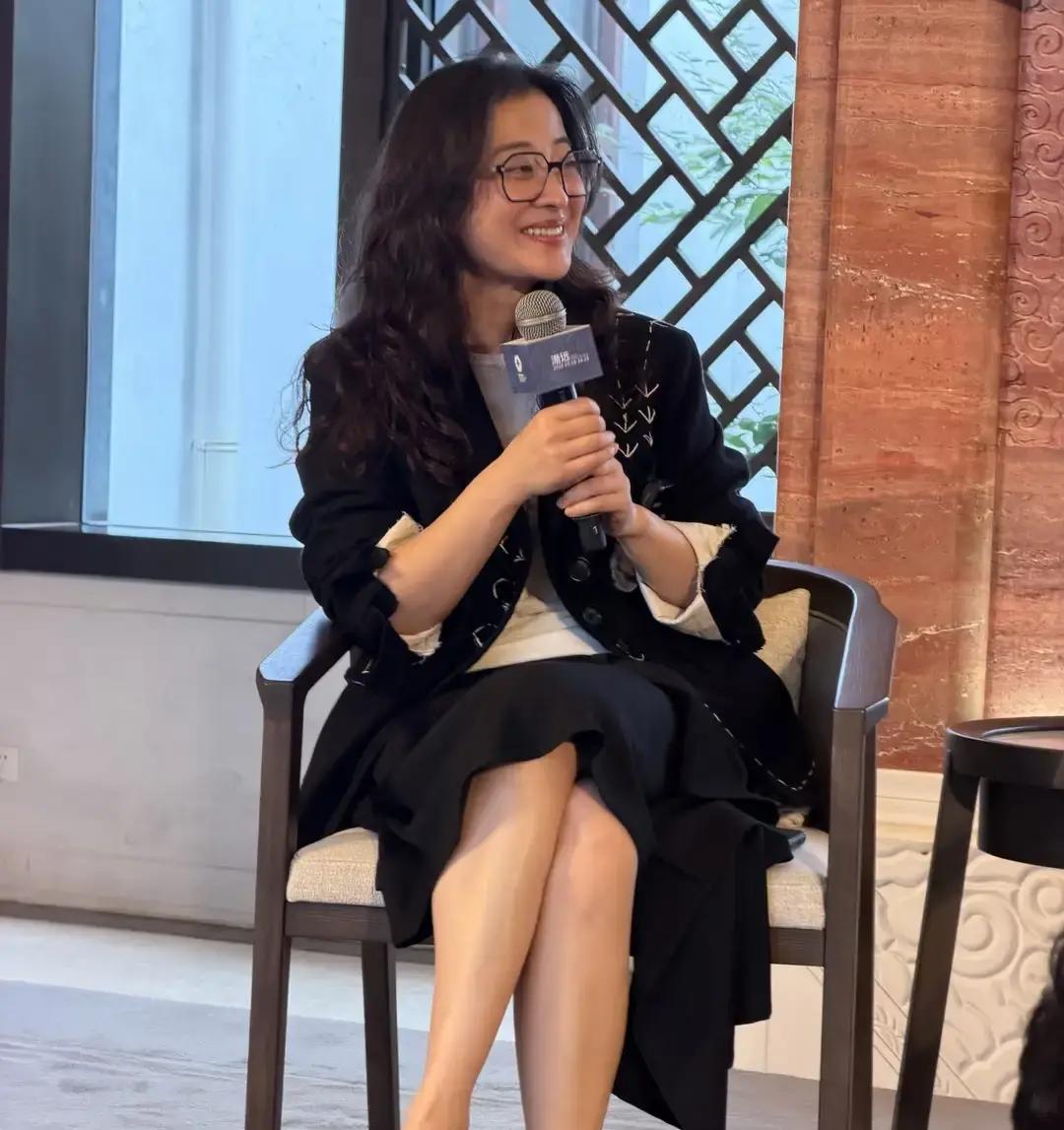 很多人总觉得女明星一过四五十岁就得靠浓妆硬撑，但这次在乌镇偶遇梅婷，真被她那种不费力的松弛感给击中了。
现在的乌镇戏剧节到处都是熟面孔，她跟郝蕾扎在人堆里吃水上长桌宴。
几十号人围着翻滚的暖锅，热气直往脸上扑，边吃边聊，隔着屏幕都能闻到那股子烟火气，简直跟提前回老家过年没两样。
镜头扫过去的时