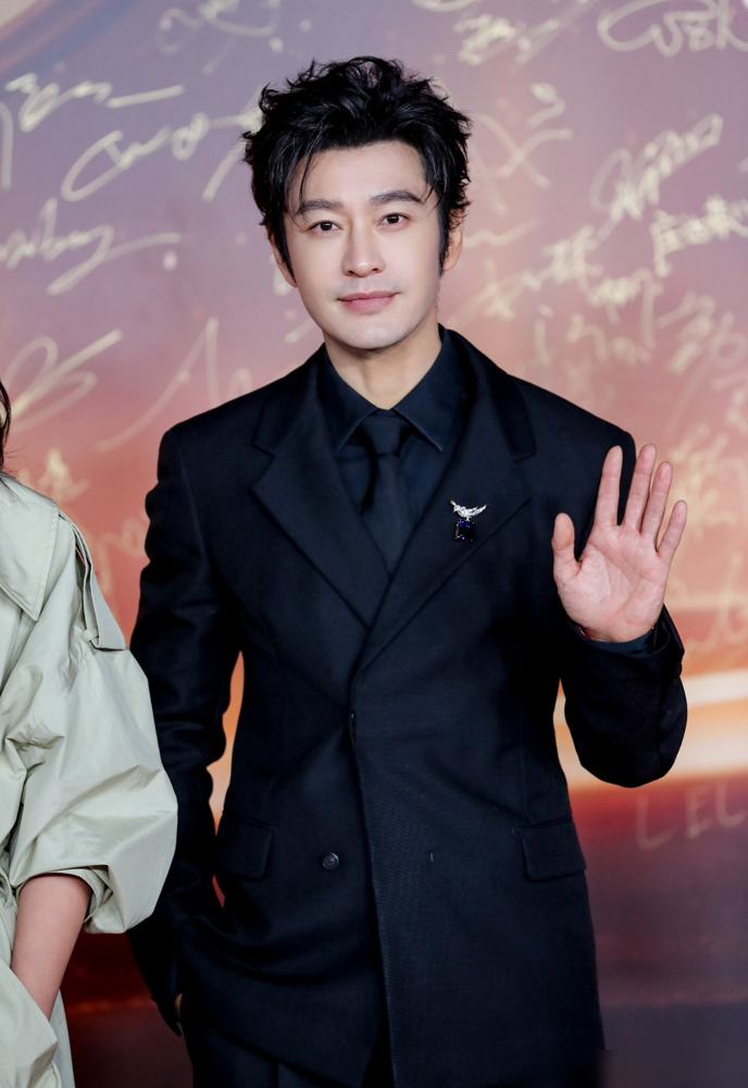 黄晓明现在的吃相，真像个急着拉活的边缘新人。
以前人家靠作品说话，23年《好事成双》，24年《赤热》，稳稳的一线男主配置。
再看最近这两年，画风全变了。《中餐厅》跑到非洲去折腾，各种游戏综艺连轴转。连岳云鹏演唱会，他都得跑去前排蹭个脸熟，还自己下场搞什么喜剧节。
这哪里是霸总下基层，这是真慌了