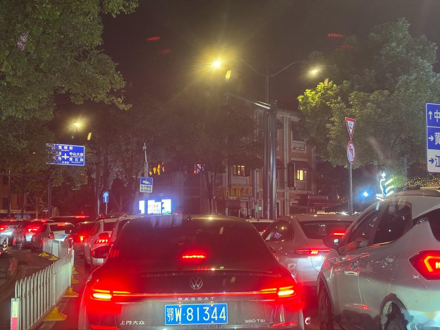 东名高一小时5km的堵车速度
败给了国庆期间吉庆街40分钟400m的究级纪录

贴着前车屁股挪动
要不然就被人加塞[无聊]
就算你是保时捷
俺也绝不礼让 ​