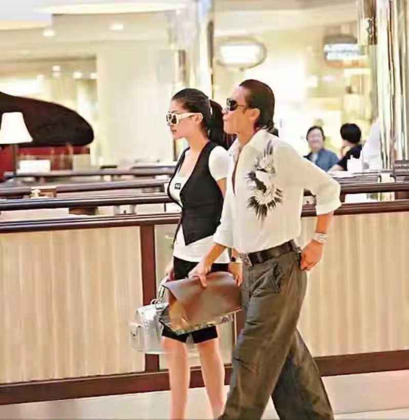 谢贤卖儿子送的劳斯莱斯替她还债，CoCo却说“2000万分手费没有”——她真正的壕，是敢重新开工

谢贤风流一辈子，临老却最不“风流”：买房写CoCo名、金条让她存着、谢霆锋送的劳斯莱斯说卖就卖，替小49岁女友填投资窟窿。外界算算术：老富豪+年轻女=图钱。可2026年CoCo自己直播拆穿最火传闻：没