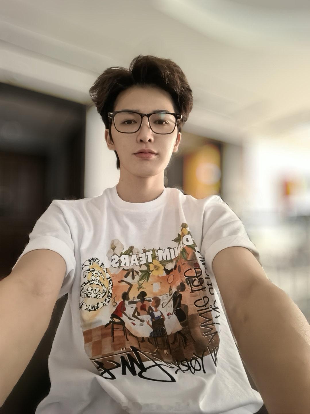 转载了的微博图片
呆呆的像极了老实人拍照报备的样子 都模糊背景了真是怕ss再…… ​