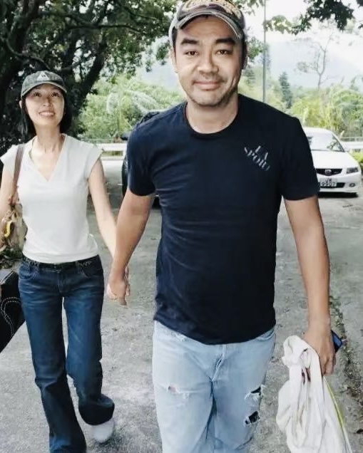 我问我婆婆，从你的眼光出发。
郭蔼明和刘青云这口子你怎么看？婆婆说
了一句让我特别服气的话，嫁人不看条件，看人品。
当年郭蔼明是高学历港姐，颜值才华前途一片大好。刘青云
呢，籍籍无名的普通演员，家境名气学历哪样都比不上她。这段恋情从一开始就没几个人看好。
反观现在呢，二十多年过去了，两口子没有绯闻没