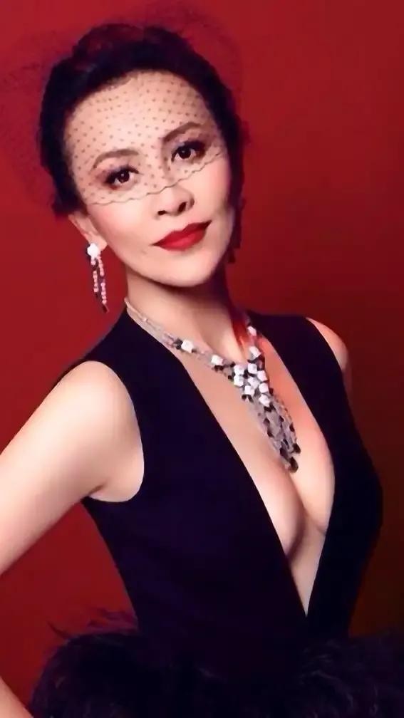 说起刘嘉玲和康康这对干妈干儿子，很多人都听过这段圈内佳话。当年刘嘉玲专门办了认亲仪式，林青霞、李亚鹏等一众好友到场见证，康康跪地奉茶，正式认下刘嘉玲做干妈。
刘嘉玲一直很喜欢康康，两人缘分很深。婚后选择丁克的她，格外疼爱这个孩子，多年来送出不少贵重礼物。网上也一直有讨论，说她计划把名下一部分财产留给
