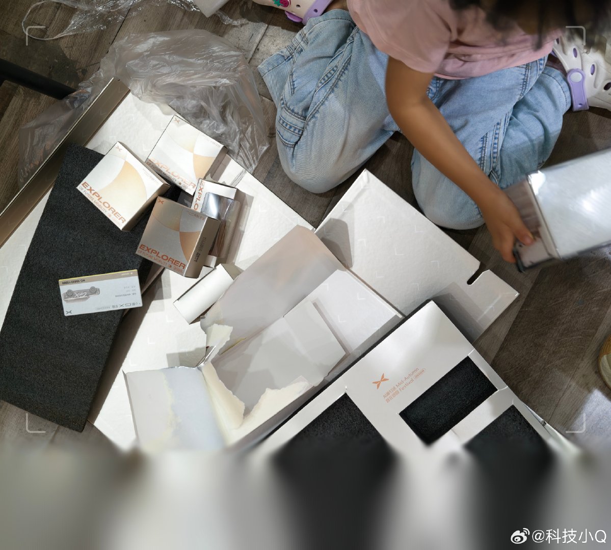 小鹏寄来的礼物
小朋友为了一个小鹏GX的车模
给我拆的稀巴烂 
太残暴了[怒][怒][怒] ​