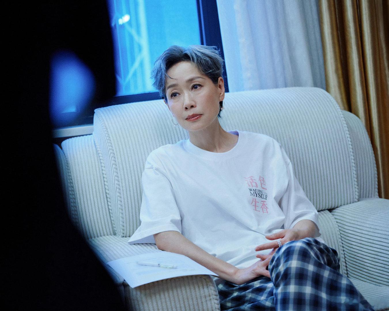 #叶童[超话]##叶童新电影活色生香# 
历经岁月，依旧鲜活滚烫。
明媚的色彩，舒展的状态，
叶童把从容与潇洒刻进眉眼之间。
期待线下见面

​