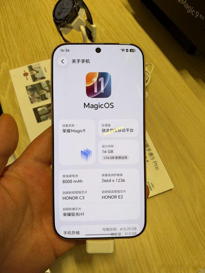#荣耀Magic9价格公布# 最近的新机，如果你非要磕16GB版本的，可以看下耀子的Magic9标准版。16+512国补后5499，没记错的话别家这个价只能给12G。续航是荣耀最不用担心的了，8000毫安时的电池，无线也有50W的快充。 ​