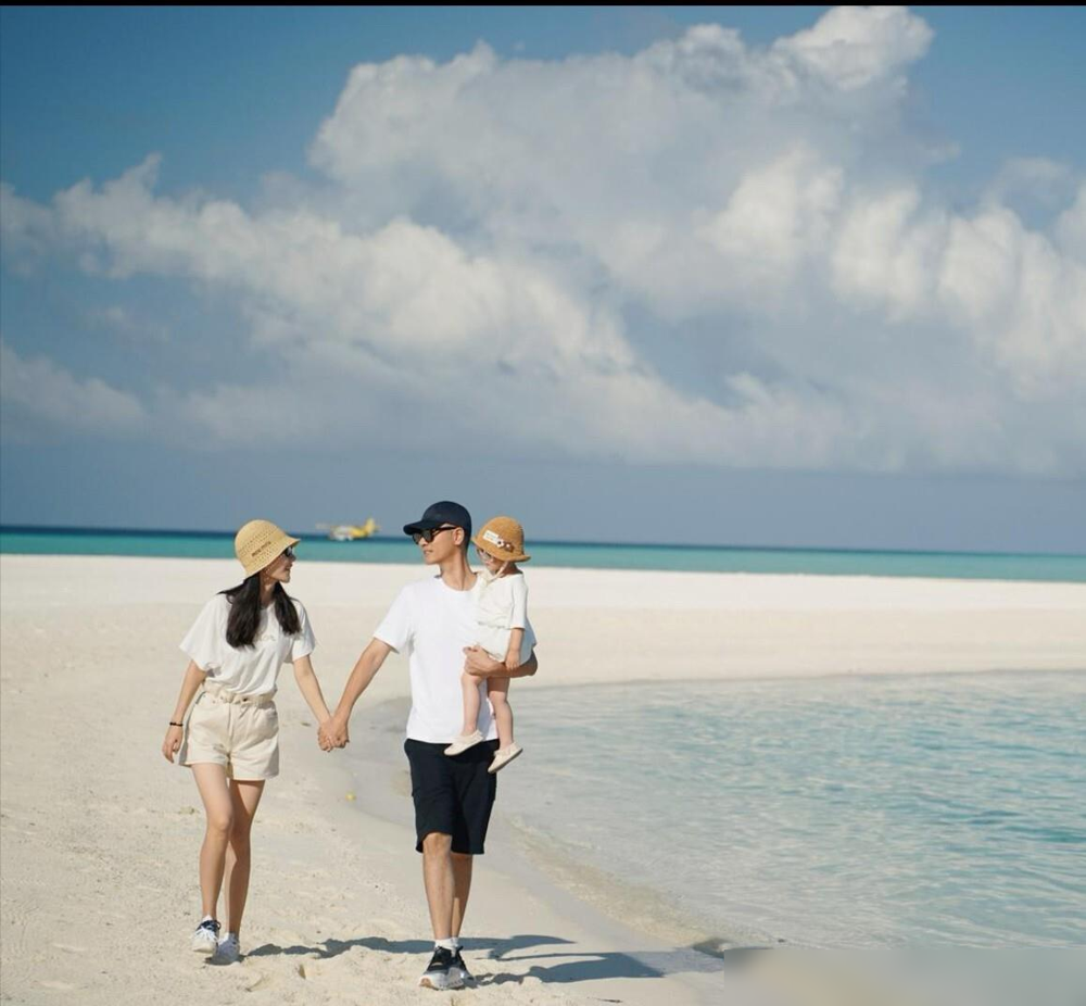 任重读老婆手写信，读到愿意再生一个，是对老公和婆家的肯定这句，直接哽咽了。
8月20日结婚纪念日，他甩出一家三口举着B超图的合照，配文1+1=4。大女儿嘻姐3岁，孙骁骁二胎肚子已经藏不住了。
从2019年话剧《奈何》生情，到2022年被偶遇试婚纱，再到2023年生女、2025年才松口承认已婚，这