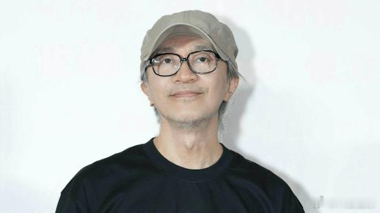 【去年亏120万港元，#周星驰1港元卖掉影院业务#】#周星驰旗下公司退出内地影院市场#周星驰担任大股东的比高集团近日宣布，将旗下比高电影院投资有限公司以1港元的象征性价格出售。交易完成后，比高集团将不再直接经营影院业务，相关公司的财务数据也将不再纳入集团合并报表。

比高电影院投资主要负责 ​