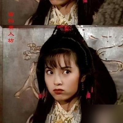 压了快十年，新版《神雕侠侣》终于过审拿证了。文淇演郭襄，龚蓓苾演黄蓉。这选角，当年拍的时候文淇才十四五，现在人家都坐金爵奖评委席了。剧没播，郭襄先熬成了评委。更绝的是，这版据说是拿郭襄当主视角拍的，40集。一个“一见杨过误终身”的旁观者，硬是被扶正当了叙事线。文淇这几年也没闲着，影后提名拿着，女性题