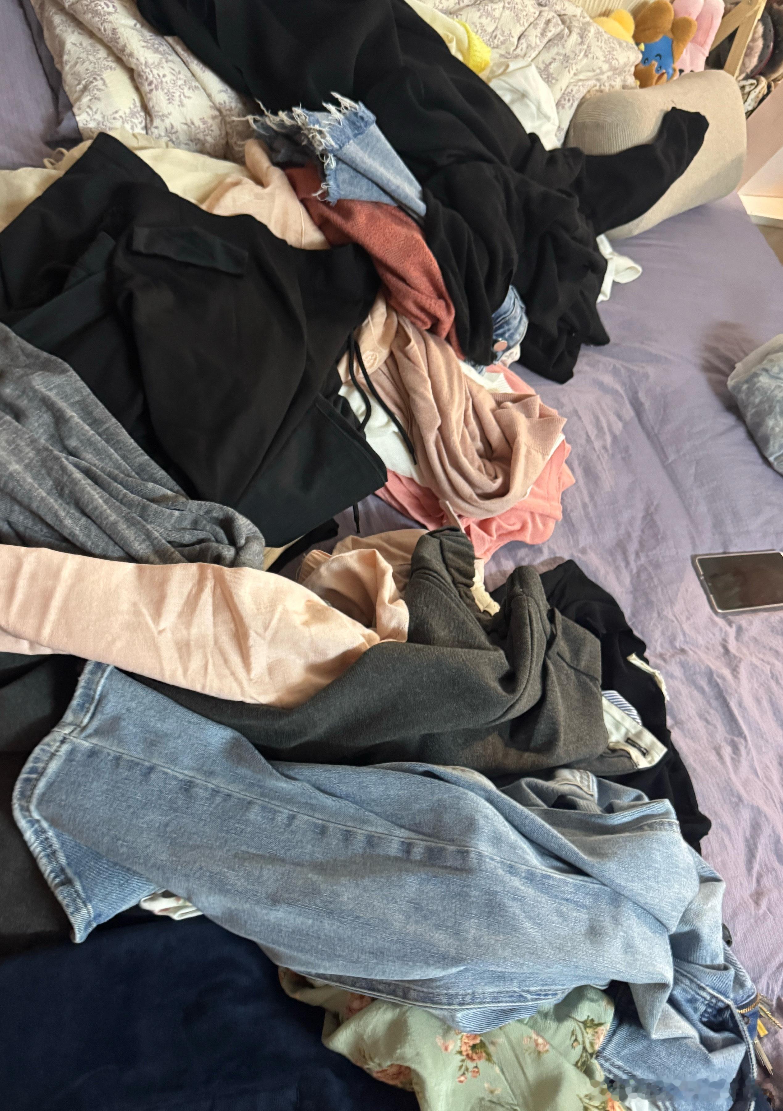 下午我妈拿了一堆衣服过来，我跟我大姨试下来都热的不行，直接把空调调到23度忘记调过来，晚上洗完澡直接昏迷入睡，半夜做梦被冻醒，我梦到冬天特别特别冷，就是贾玲电影里妈妈雪天送她去学校那一段，我梦到我奶奶走路送我，我上车之后一直让她坐个车回去，真的好冷好冷，我就边哭边喊我一直说你一定要 ​