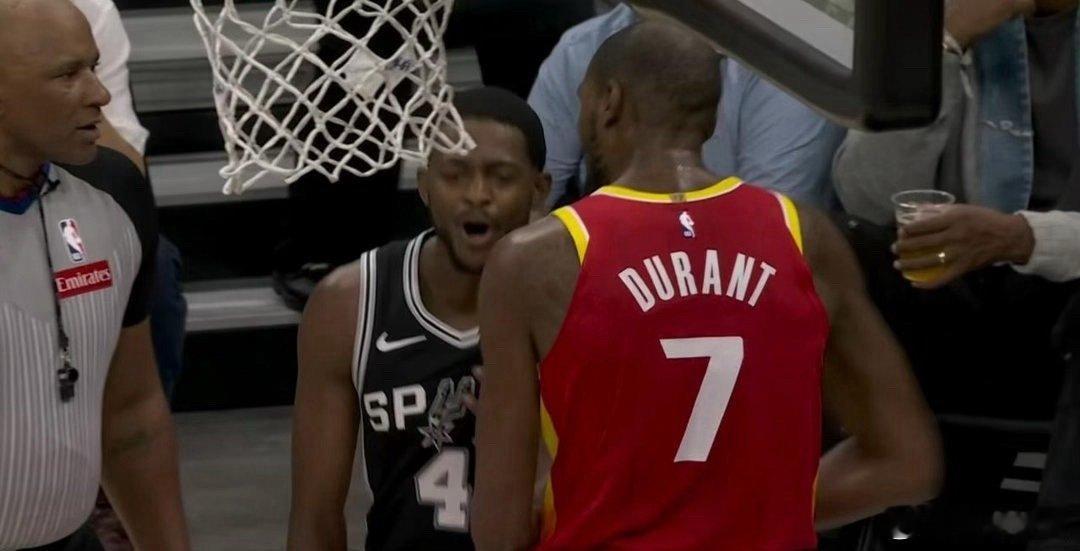 #杜兰特福克斯爆发冲突# 在刚刚结束的NBA常规赛火箭对阵马刺的比赛中，达龙·福克斯因防守时拍到杜兰特面部，导致双方爆发激烈对峙与肢体推搡，场面一度火药味十足 ​