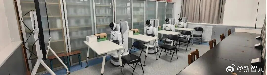 这个秋天，清华电子工程系的一间实验室里，5台智元精灵G1机器人一字排开。#科技先锋官#

本科生握着VR手柄，一个动作一个动作地带着机器人抓起衣角、叠好外套。这门课的期末考核，光交实验报告不算数——学生亲手训练出来的模型，必须部署到机器人身上，当场把活干出来。

同样的场景，正在北大、浙大 ​
