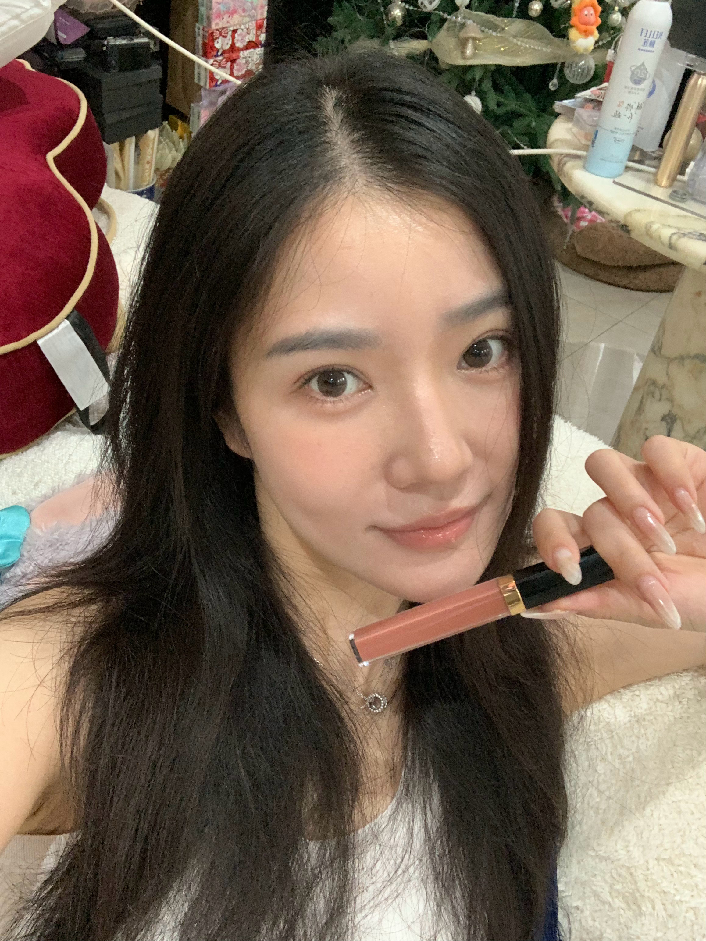香奶这只新唇蜜443都给我去买 真好看呐纯纯哒！！！ 做完大线第二天还...