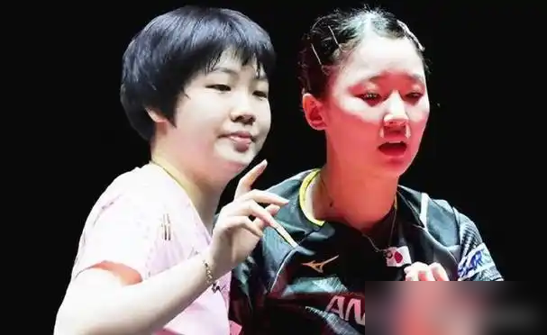 国乒天才少女的命门，赛前被前国手无情扒了个底朝天。
澳门冠军赛主力缺席，蒯曼硬着头皮挑大梁。偏偏9月9日首轮遭遇战，直接撞上德国削球老妖韩莹。一个是国乒希望之星，一个是攻防一体的削球机器。
前国手侯英超一点没留情面，公开戳破蒯曼两大死穴：旋转判断太差，正手根本没杀招。打削球最熬人，你越急，对面削
