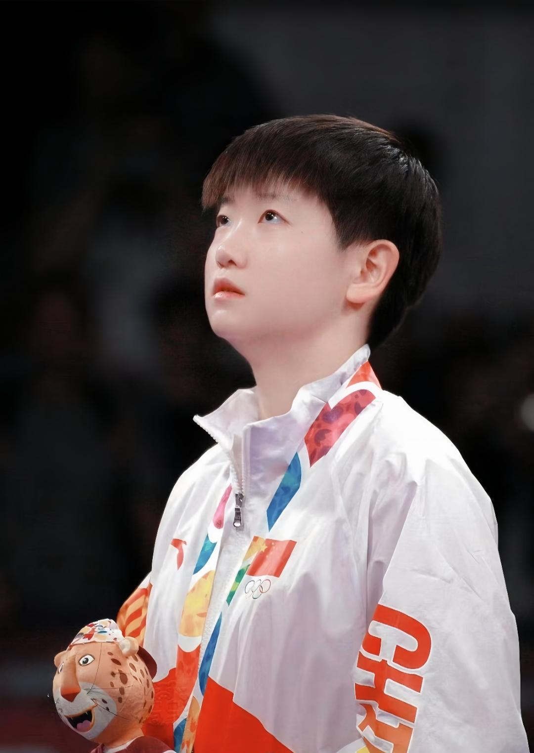 名古屋亚运会乒乓球比赛器材名单刚公布，选了日本自家的三英球台和尼塔库用球，离开赛就剩二十天了。
最让我琢磨的其实就是这二十天。
平常这种比赛器材怎么也得提前几个月公布。
日本队选的这个球台表面偏滑，球落台之后不吃旋转，反而往前窜得快。
像孙颖莎这种靠手活拧拉、吃住旋转的打法，手感完全得重来。
二十天
