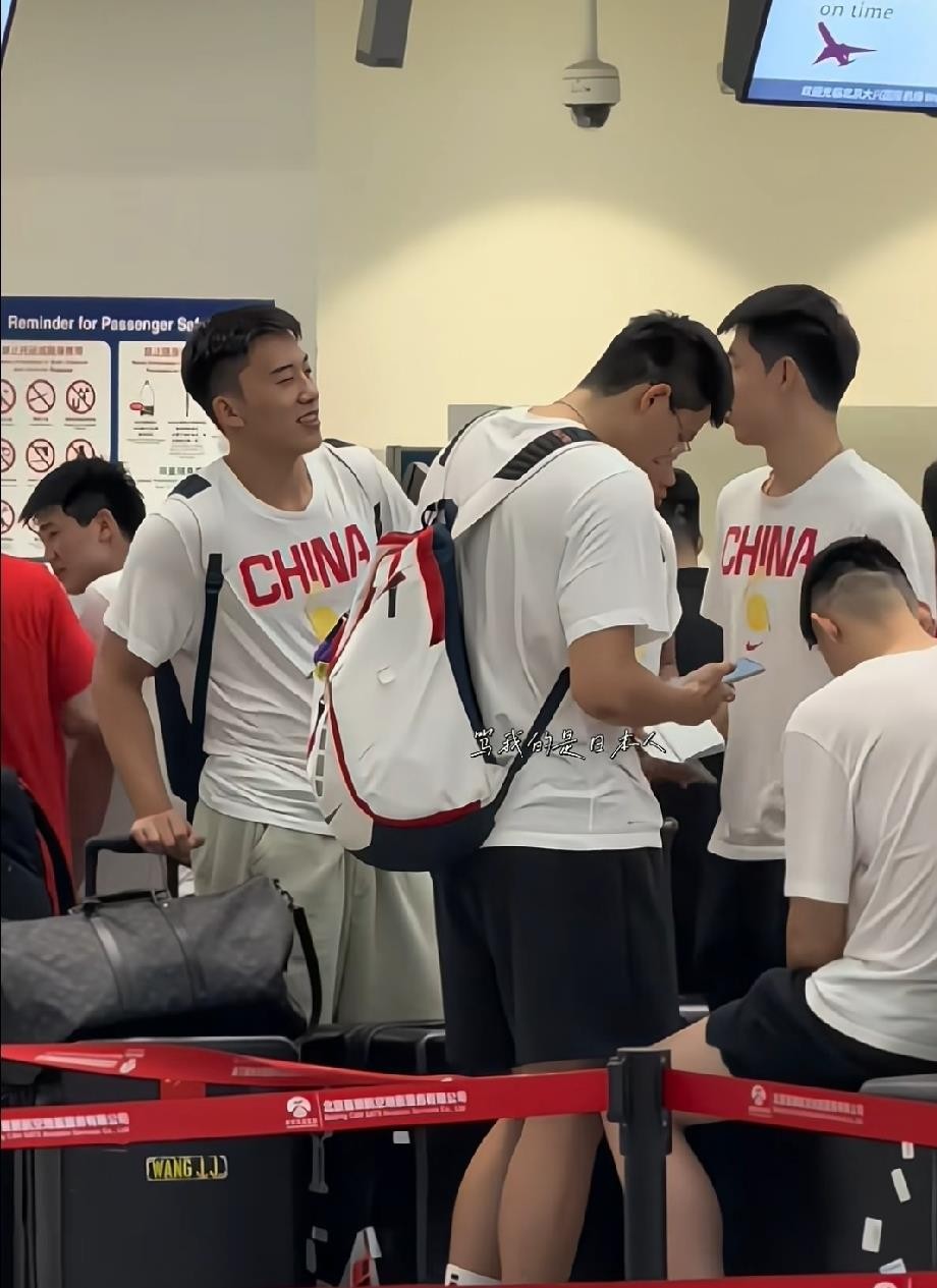 今早中国男篮的小伙子们已经飞往卡塔尔了，杨瀚森、胡金秋、胡明轩他们几个都在列，为月底跟卡塔尔的世预赛做最后冲刺。
要说这趟出征真是够赶的，球队前两天刚输完新西兰和乌拉圭，两场热身赛都打得不太顺。不过从机场流出的画面看，大伙儿倒是有说有笑的，胡明轩还跟队友开着玩笑，完全看不出连败的郁闷劲儿，队里气氛比