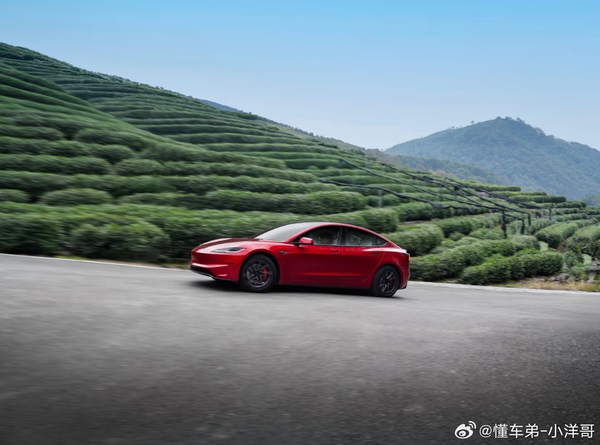 #特斯拉推出平价版Model3#

特斯拉于2026年8月30日在中国香港（20.5万港币，约合17.6万人民币）和澳门推出配置简化的平价版Model 3，通过取消氛围灯、后排屏幕、座椅通风、电动调节、织物座椅、机械悬架等舒适性配置，降低售价门槛，但保留了HW4.0智驾硬件、AMD芯片、核心三电系统和底盘结构，WLTP续航 ​