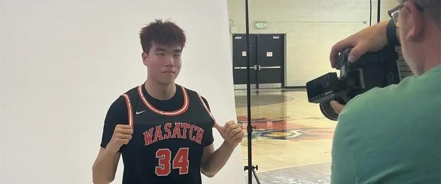 16岁中国前锋美高首秀11投7中砍22分，三分5中4还有单手劈扣，上海队一口气送出四个国青苗子，CBA还能留住人吗
张懿赵杰接球出手，三分空心入网，下一回合持球突破，单手劈扣——全场11投7中，三分球5中4，22分4篮板2助攻，只有1次失误。这是10月3日瓦萨奇学院81比53大胜拉米拉达高中的比赛中