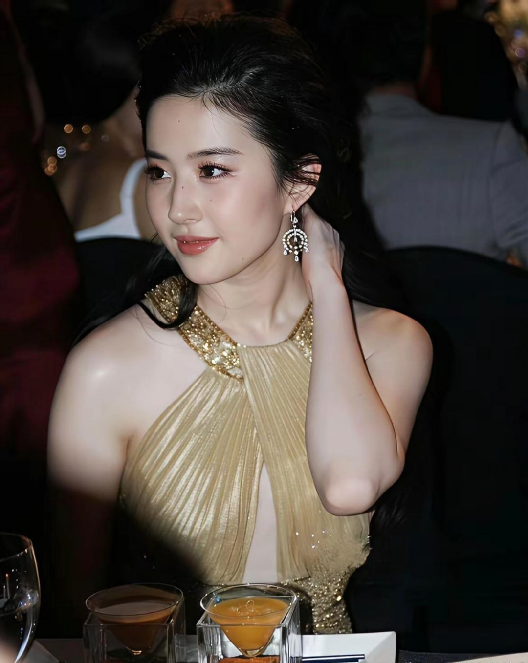 神仙姐姐刘亦菲，早期高清生图写真，一身挂脖吊带尽显小女人魅力！ ​