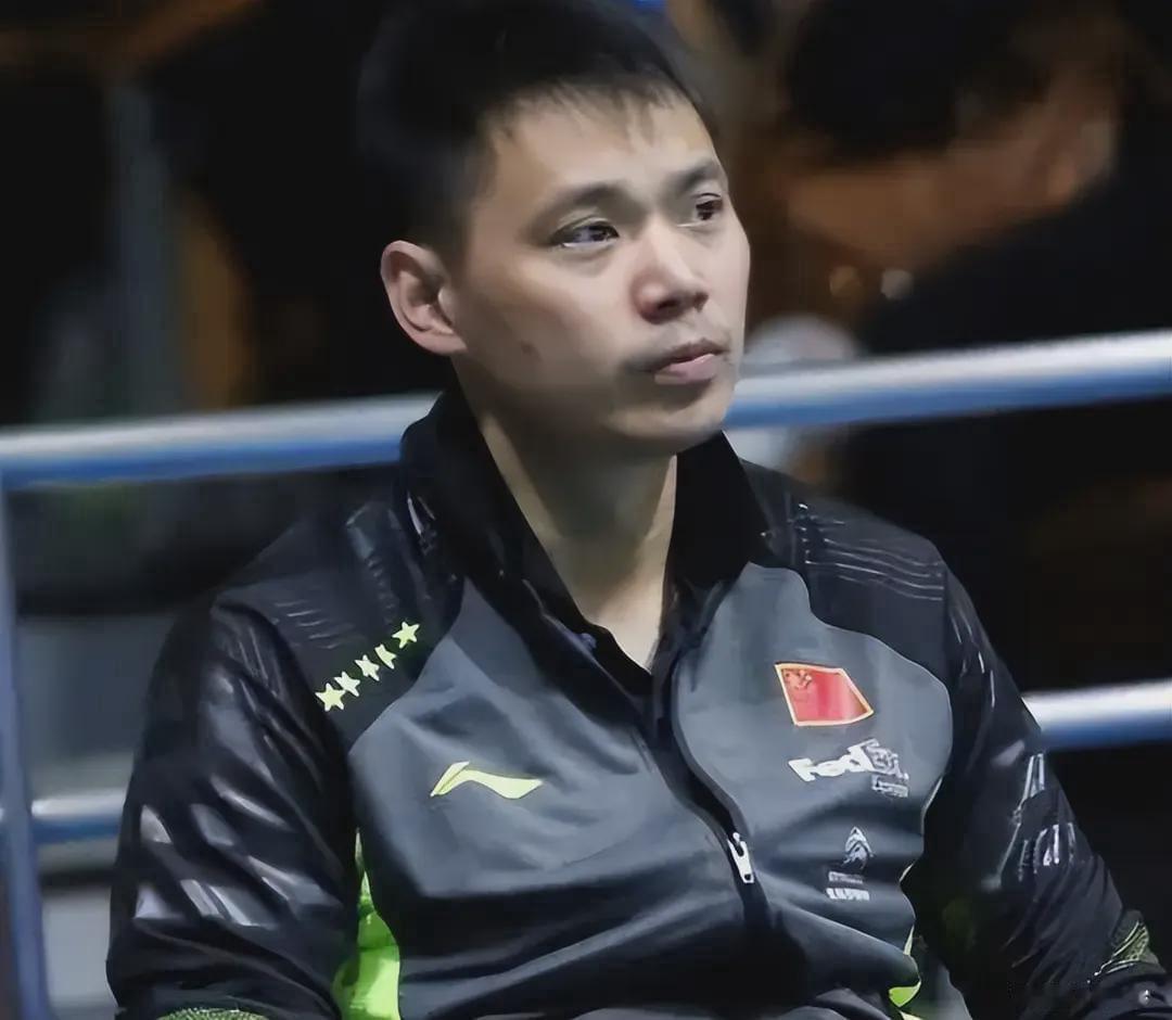 中国羽协三名核心高层接连被查 更多内幕陆续流出

大家发现没有？继足坛反腐之后，国羽的高层塌方式被查，最近在体育圈引发不少讨论。

短短四个月时间，羽协主席张军四月落马，八月底副主席夏煊泽、原副主席王伟同日官宣被查，国羽顶层管理层基本被清盘，这次是纪检组联合地方监委异地办案，要把陈年旧账全部挖透。