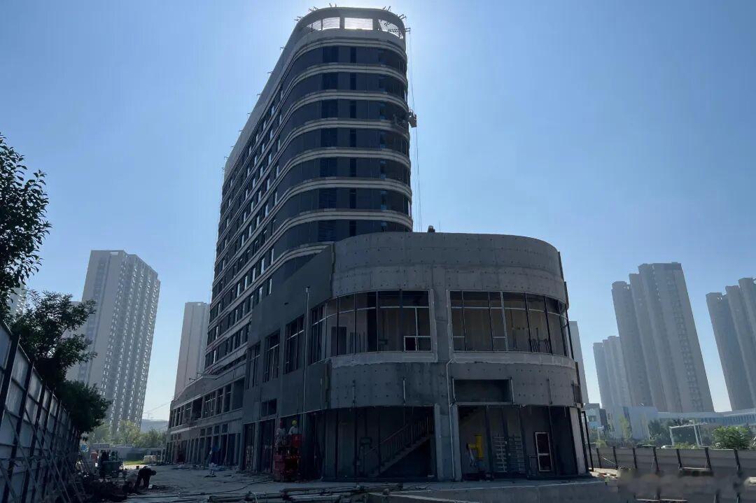 【把企业的事当“自家事”——张店区车站街道靠前服务让项目建设“轻装上阵”】伴着秋日的丝丝凉意，记者来到张店区车站街道辖区内的齐铭悦章酒店项目现场。工人们正抓紧安装门窗，室内水电管线铺设同步推进，切割声、焊接声此起彼伏。这个总投资约1.4亿元、从零起步的本土民营企业投资项目，历经两年 ​