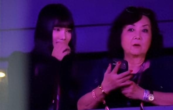 林俊杰在直播里说过，找女朋友“年龄上不要小我多过一轮”。2025年12月29日，他公开的女友比他小21岁。三天后，他的付费粉丝平台开始禁言批评这段恋情的会员。
2023年底，林俊杰在纽约一个艺术展上，经台湾一位直播平台董事长介绍认识了七七。两人聊时尚、聊艺术品。2024年中，两人正式交往。七七开始出