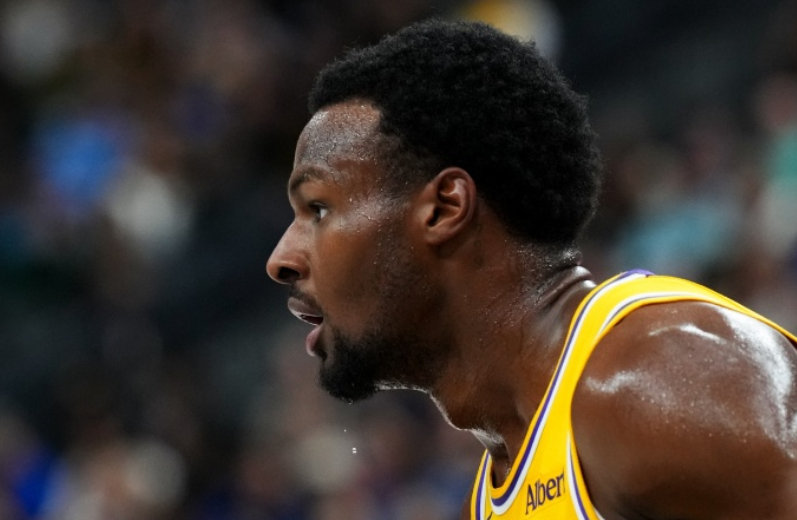 NBA季前赛，湖人在主场以106-121不敌掘金。

此役，布朗尼出战12分钟，三分1中0，得到0分1篮板1助攻，正负值-2。 ​