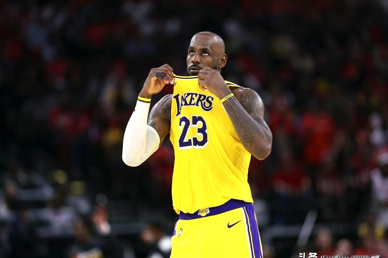 老詹今天这手段，既让人会心一笑又有点抓狂。 首节客场对火箭结束，湖人2...