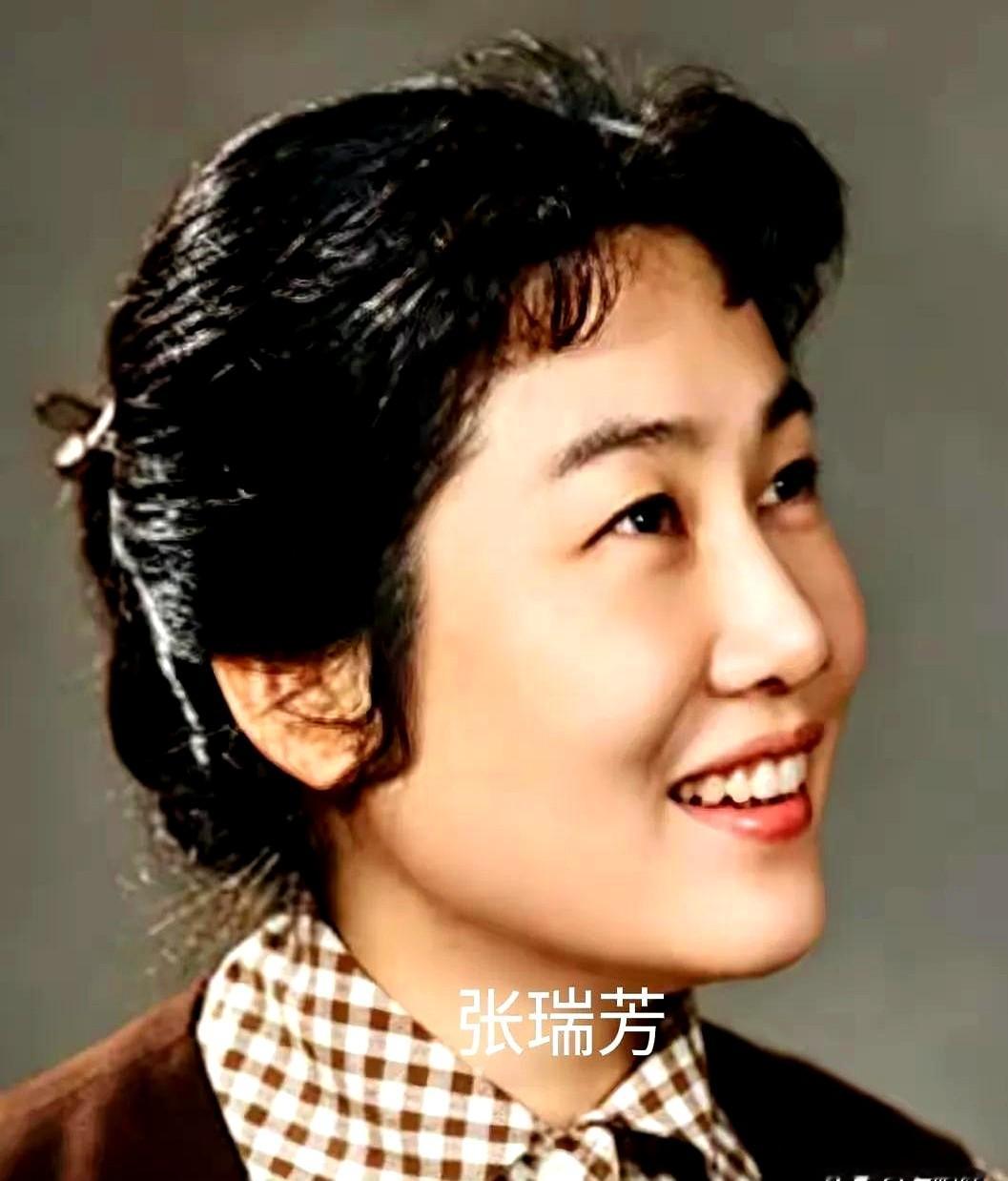 当年没有美颜滤镜，银幕上的脸却能让几代人记到现在。

张瑜、潘虹、赵静、肖雄、张瑞芳、张芝华、陈鸿梅、吴海燕，这八位八十年代的银幕女神，同框放一起没有一张流水线脸。有人温婉知性，有人灵动明媚，全靠眉眼间浑然天成的神态和扎实演技立住角色。

现在的银幕技术再高清，也拍不出当年那种由内而外的纯粹气质。你