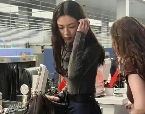 难怪那么多男明星都跟钟楚曦传过绯闻，真人确实是那种让人眼前一亮的存在 ​
