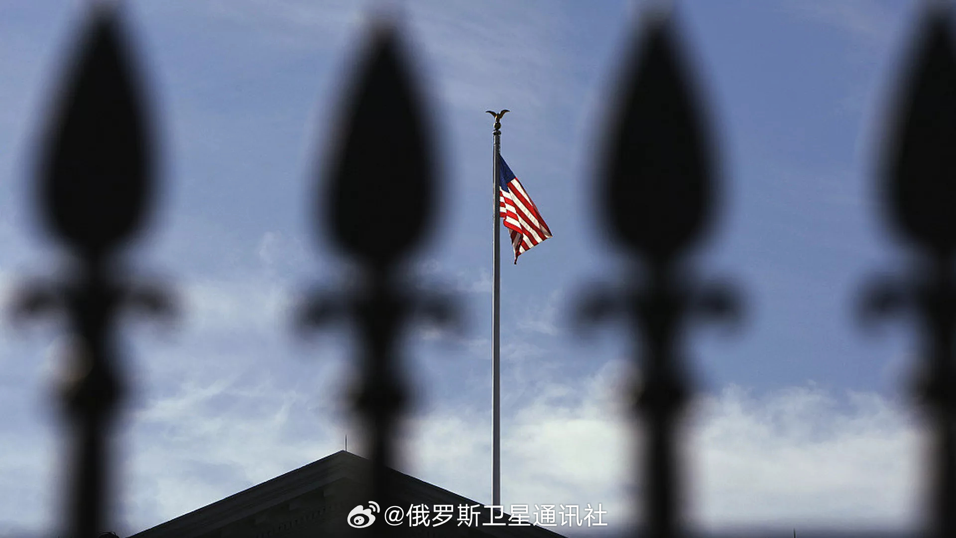 【媒体：#美国拟再次升级对加关税# ，反制渥太华“镜像”措施】#加拿大硬刚美国#据西方媒体援引白宫一名匿名官员消息称：“在加拿大总理马克·卡尼宣布针对美国周六新征关税采取‘等额’镜像反制措施后，特朗普政府正讨论对加拿大实施额外贸易限制。”消息人士称，华盛顿方面可能进一步上调关税，并采取 ​