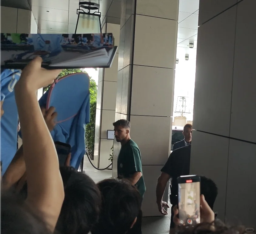 在屏幕上见了你无数次 终于亲眼见到你了