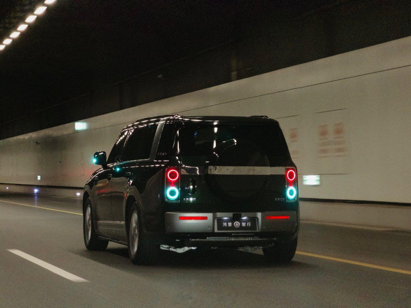 偶遇一台 #享界G9# 圆形的小蓝灯好Q [好爱哦] ​
