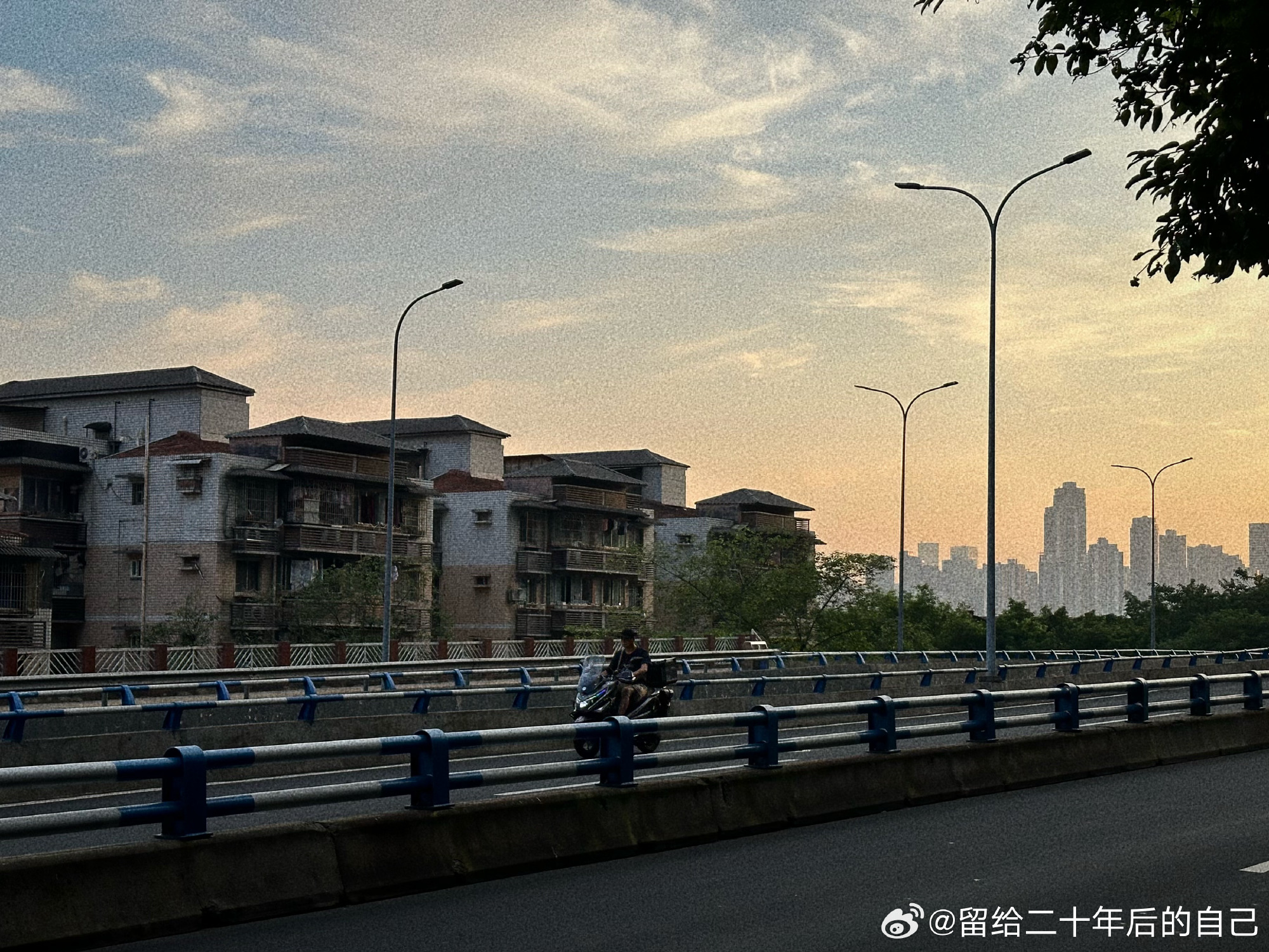 今天换一条跑道。气温升高，沿江跑身体闷，小区里转圈圈心里闷。7.5公里...