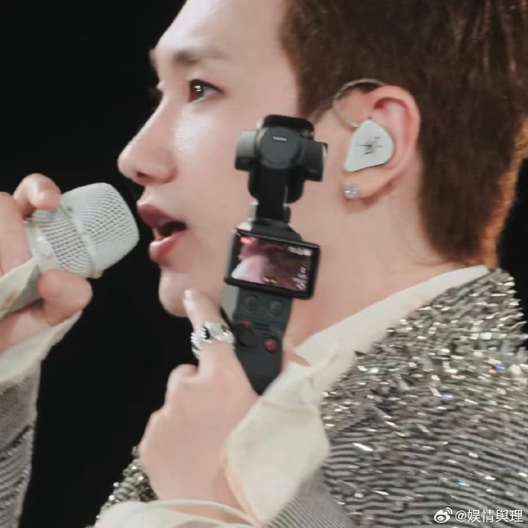 #汪苏泷镜头下的自己# #汪苏泷镜头下的汪苏泷# 汪苏泷镜头下的自己，真一张没拍到全脸啊哥哈哈哈哈哈哈哈 ​