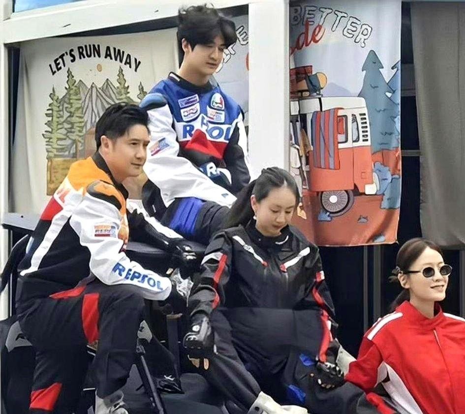 森碟往九寨沟那一站，大伙儿才猛地反应过来，当年那个风一样的女子，个头居然已经快跟亲妈平起平坐了。
小姑娘抽条长开了，五官简直和田亮一个模子刻出来的，站在边上的叶一茜反倒显得像个同龄玩伴。
不过当妈的显然没打算一直在家相夫教子当绿叶。
前脚发完照片，后脚就跑去录了浪姐的新节目，面对镜头那句话说得