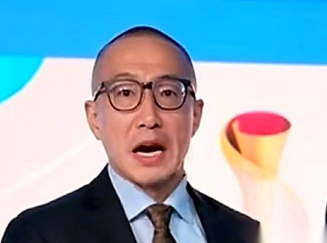 亚运男篮铜牌战，中国对阵伊朗，半场哨响，记分牌定格在一个极度惨淡的数字：31比29。
中国队虽然微弱领先两分，但场面看着，简直比落后20分还让人气闷。
解说席上的于嘉没绕弯子，直接戳破了场上这股古怪的低气压：半决赛输球的阴影根本没散，那口闷气到现在还死死压在球员们的肩膀上。
反映在球场上，就是满屏的