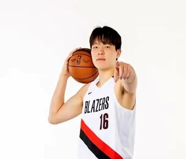 10月13日的NBA季前赛，排面看着不算炸裂，但对真正盯轮换的球迷来说，信息量一点都不少。
五场球从凌晨四点一直排到上午九点，起得早的可以当背景音挂着看。
早晨7点这档最扎堆。篮网打奇才，俩队前面都拿了连胜，但这种连胜水分有多大谁心里都清楚。说白了就是两帮毛头小子在抢饭碗。
奇才现在内线高度确
