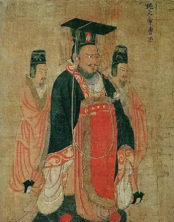 220年，曹操病重，临终前，他放心不下5岁的幼子曹干，将他托付给曹丕抚养。曹干年幼经常喊曹丕“阿翁”，每当这时，曹丕就哭着说：“我是你的兄长啊！”
 
曹丕抬手擦了下眼角，把曹干抱到榻边坐下。孩子的手抓着他衣襟，攥得很紧。
 
“今天认字了么？”曹丕问。
 
曹干摇摇头，脑袋靠在他胳膊上。
 
侍从