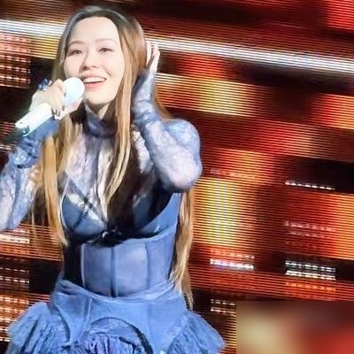 张靓颖那裙子确实勒出印子了，腰封卡在肋骨上，生图一出来全网都在说胖。结果她一开口，没人提衣服了。近30首，全开麦，不躲高音，不切假声，唱到后半场嗓子反而更透。底下观众录的视频，手机举到发烫，愣是没等到一个破音。这姐们儿不跟你玩虚的，妆造翻车算个啥，业务能力才是铁饭碗。
