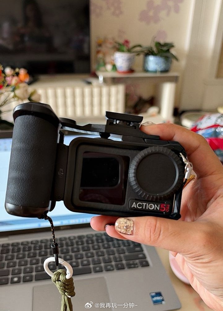 有时候真觉得我爸妈挺洋气的
给我弟买了pocket4
他们自己买了action5玩
说是因为6没办法传到手机哈哈哈哈哈哈
好了，这下出门旅游设备很齐全[哇] ​