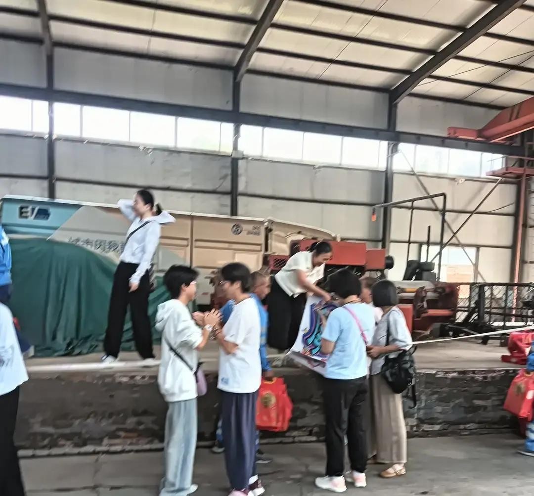 26号上午正干着活，单位群里突然蹦出个通知

让大伙儿十点半下班后赶紧回趟场站，说是有大米、挂面和牛奶领

我盯着手机屏幕心里直犯嘀咕，前几天刚发过一罐月饼，往年工会可极少发这些过日子的柴米油盐，今天这是刮的哪阵风

不到十点半，平时散在各条街上的老伙计们就急匆匆全赶回来了

男男女女差不多二十来口